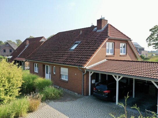 Einfamilienhaus mit gepflegtem Garten und Doppelcarport