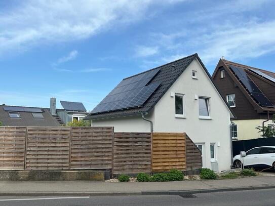 neuwertiges Haus mit kleinem Garten und Stellplatz