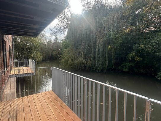 Extravagante DG-Wohnung mit Wasserblick + Loft-Charakter | Erstbezug | Balkon | Stellplatz