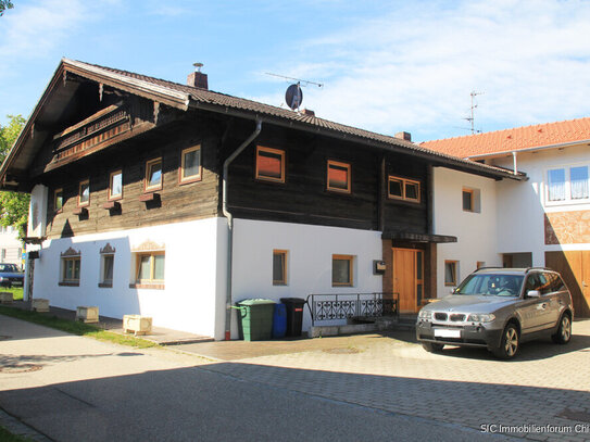 Vermietetes Bauernhaus in zentraler Wohnlage mit 2 großen Wohnungen!