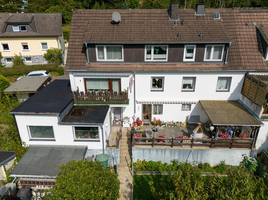 Zwei große Wohnungen, viel Fläche für Hobbys & Co. und eine große Garage... Alles in diesem Haus!