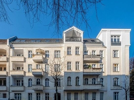 Urbanes Wohnerlebnis: Moderne Dachgeschosswohnung mit großzügigen Panoramafenstern