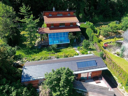 Im Einklang mit der Natur: 2 Architektenhäuser am Waldrand mit Bergblick in Feldafing