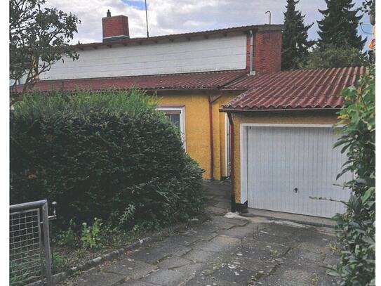 Einfamilienhaus mit Garage und neuem Gas-Heizkessel - Helmstedt, oberhalb der Leipziger Str. –