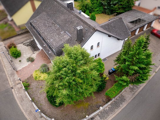 Perfekte Lage Zentral und Ruhig - für die ganze Familie - großes Grundstück/schöner Gartenbereich - 4 Garagen