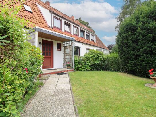 Individuelle Doppelhaushälfte mit großem Garten inkl. Carport, Pool und Terrasse