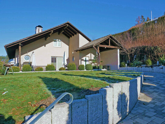 Wohnen mit Garten in schönem Haus in Bestlage mit toller Aussicht in Lenzkirch