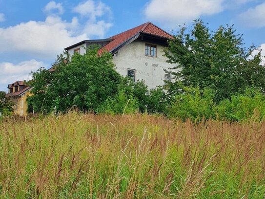 Großes sonniges zentral gelegenes Grundstück mit Altbestand für Sanierung, oder neu zu Bebauung, zu verkaufen.