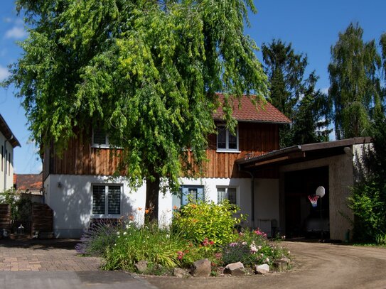 Gepflegtes Einfamilienhaus mit großer Scheune/Halle- bzw. Hobbybereich in idyllischer Innenhoflage