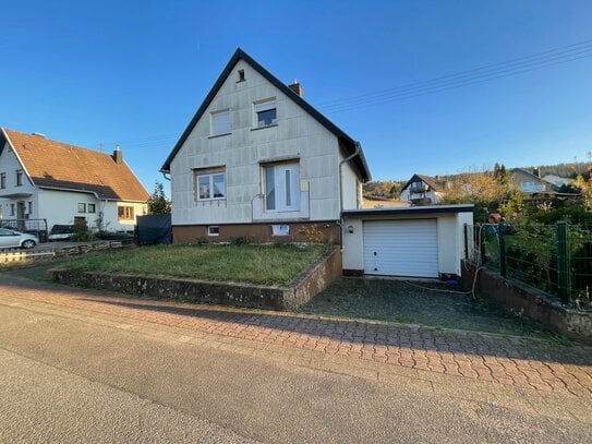 Freistehendes Einfamilienhaus mit Garage