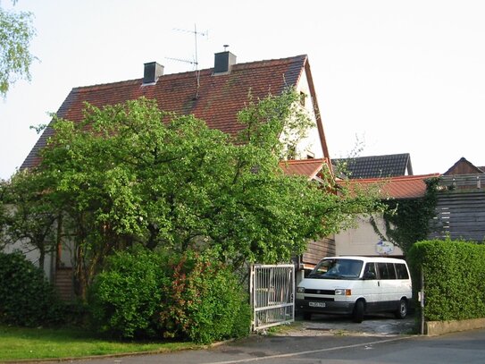 Fränkisches Spitzgiebelhaus, 7-Zimmer, Balkon, Terasse, 2 Garagen, schöner Garten, in 97270 Kist