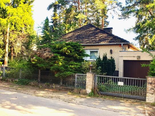 Bungalow mit großzügigen Räumlichkeiten, Klinkerfassade, Vollkeller, Garage, ruhige Lage in Seenähe