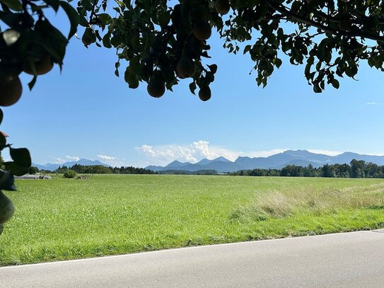 Sonne und Bergpanorama, 565 m2 großes Baugrundstück in Bachham nähe Prien