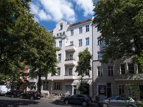 Stilvolle 2-Zimmer-Altbauwohnung mit Stuck und Balkon in begehrter Charlottenburger Lage