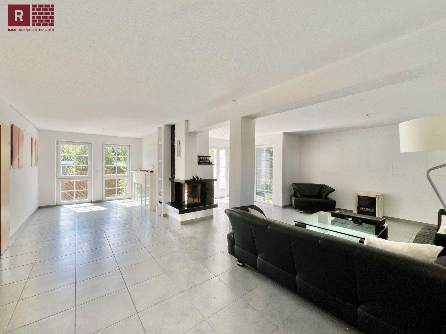 Viel Platz für die ganze Familie: Freistehendes Einfamilienhaus mit TG, Garten und Dachterrasse