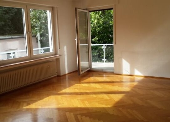 Moderne 3 Zimmer Wohnung Hochparterre mit Büro und Wellness Sauna und Garten in Villenlage Frankfurt am Main - Rödelheim