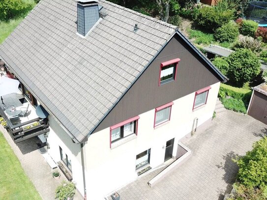 Schickes Einfamilienhaus mit Einliegerwohnung und Garage in sonniger Lage