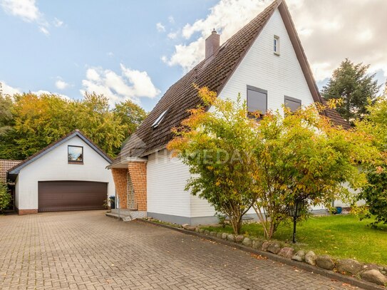 Großzügiges Einfamilienhaus mit gepflegtem Garten, Terrasse, Balkon, Garage und Stellplatz