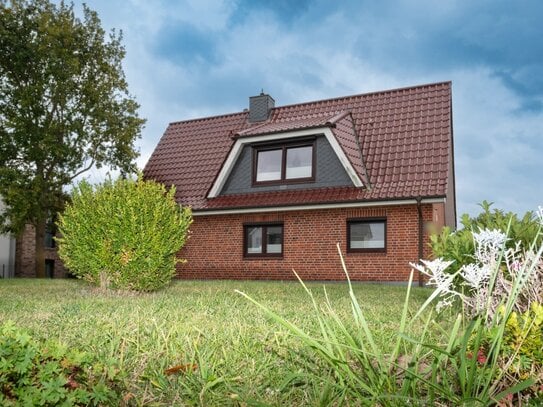 Modernes und stilvoll renoviertes Einfamilienhaus in Strandnähe mit großem Grundstück