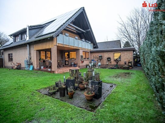 Geräumiges Wohnhaus in ruhiger Siedlung mit Halle