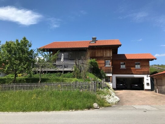 Freistehende Landhausvilla in Massivholzbauweise von Riko in Hanglage