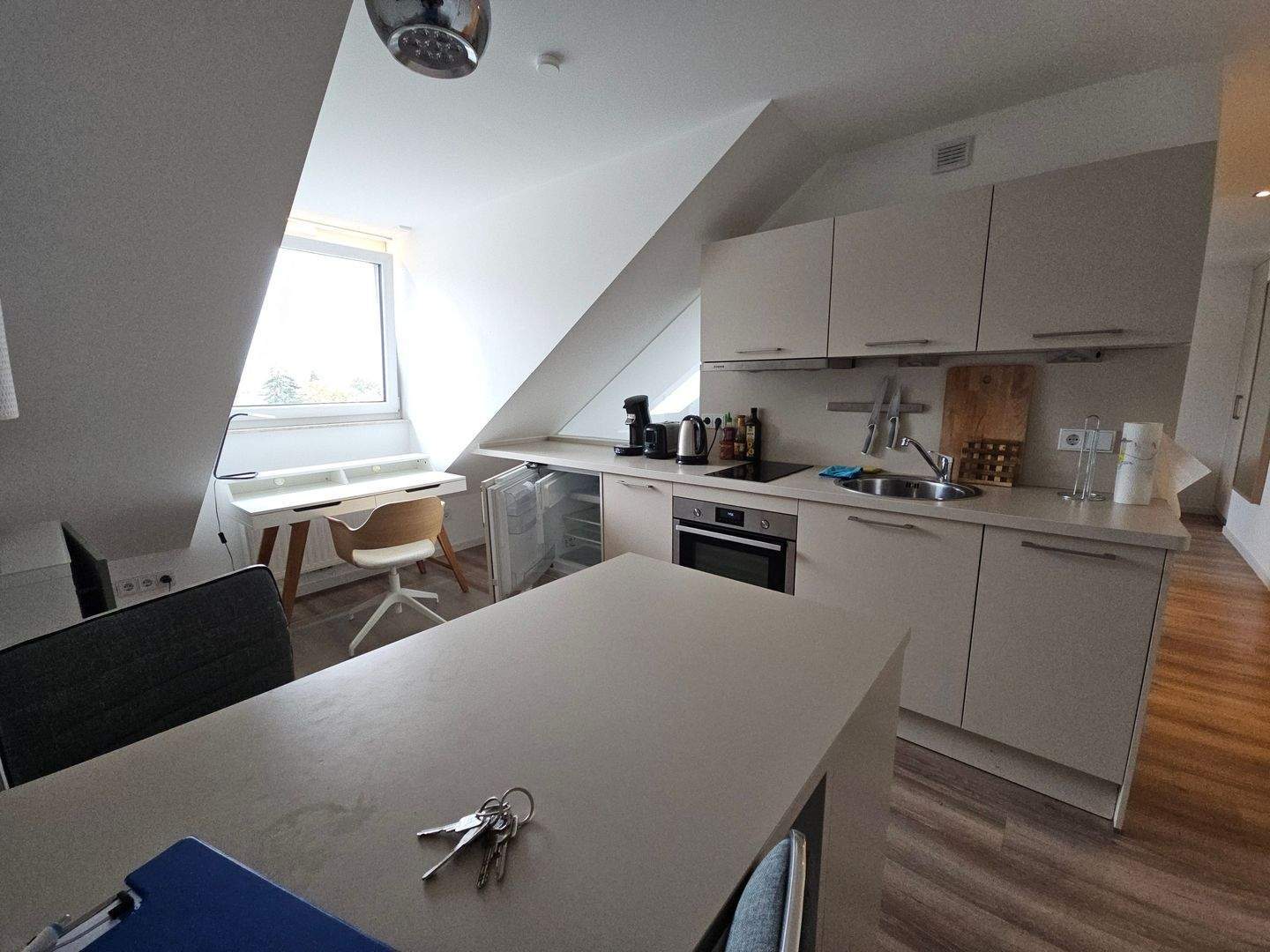 +++ Einzugsbereite, vollausgestattete und hochwertige 1,5-Zi.-DG-Whg +++