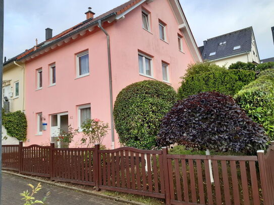 Einfamilienhaus mit Garten, Garage und Stellplatz.