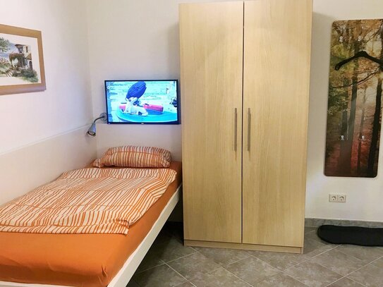 Gästezimmer mit eigener Küche, Internet, TV, gratis Leihfahrrad, GästeWC/Bad/WC-Mitbenützung, Waschmaschine, Trockner