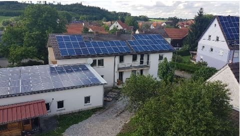 Vollständig renovierte 7-Zimmer-Wohnung mit Balkon in Emersacker