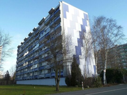 3. Zi. Wohnung, 6. OG, mit Westbalkon in Erlangen / Bruck und KFZ Stellplatz ab 01. Mai zu mieten.