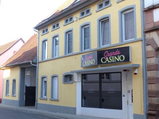 Mehrfamilienhaus mit einer Gewerbeeinheit in Hettenleidelheim.Provisionsfrei.