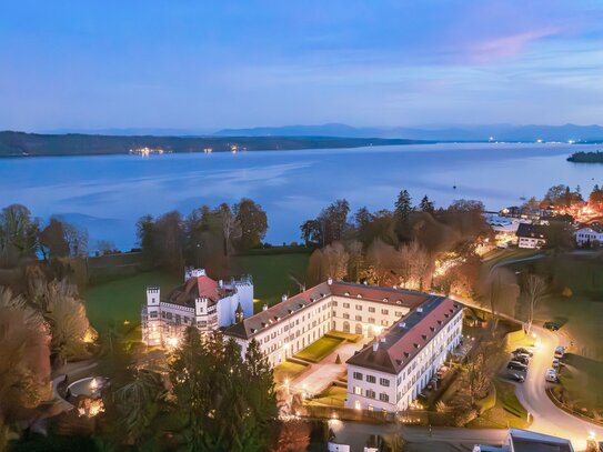 Zuhause im Schloss mit privatem Seezugang. Traumhafte Wohnung mit Atelier.