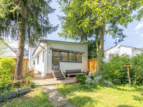 Schickes Einfamilienhaus mit Einliegerwohnung, Terrasse, Balkon, schönem Garten + 2 Stellplätzen