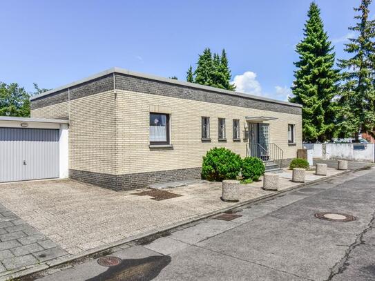 Freist. Flachdachbungalow * ca. 121,33 m² Wohnfl. + ca. 86,84 m² Nutzfl. * eingefriedeter Garten + Terrasse * ca. 496...