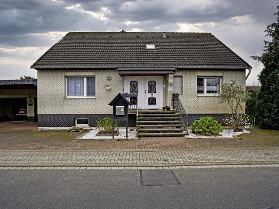 Provisionsfrei: Einfamilienhaus mit viel Platz für die Familie und Schwimmbad plus Solaranlage