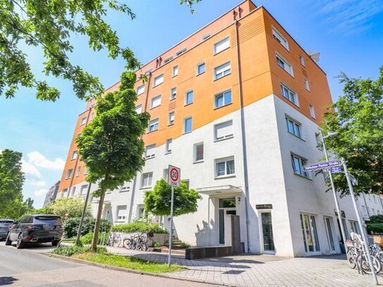 Naturnah wohnen mitten in der Metropole! Moderne 2-Zi.-Penthouse-Wohnung mit Loggia!