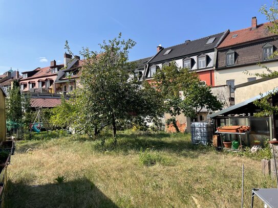 3 Zimmer Wohnung mit Wintergarten und 200 m² Gartengrundstück