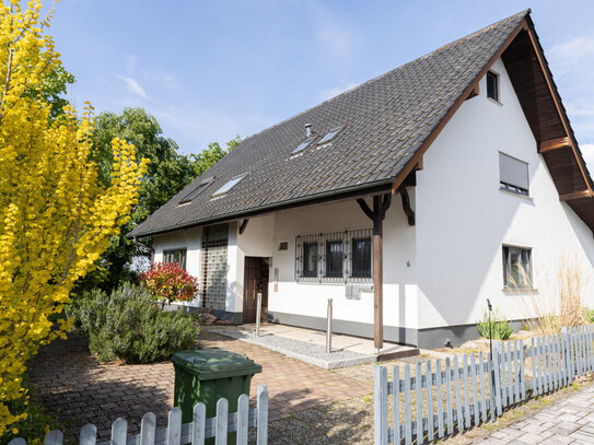 Charmantes Zweifamilienhaus mit vielfältigem Potenzial auf großzügigem Grundstück