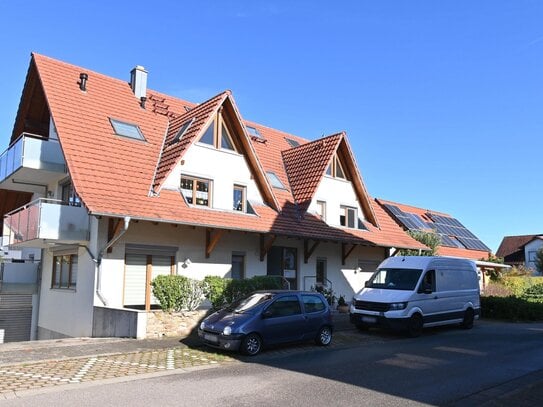 Moderne und zentral gelegene 3 1/2-Zi.-Maisonette-ETW im 1. u. 2. DG mit Kaminofen