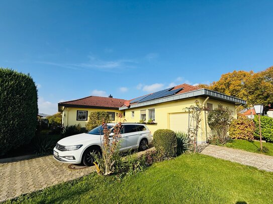 Bungalow mit Einliegerwohnung und zwei Garagen in Ortsrandlage in Sudheim