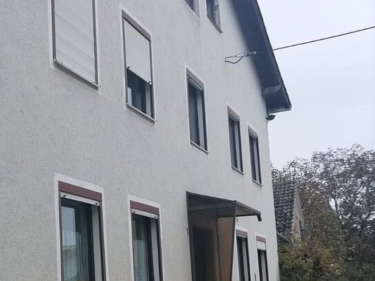 Wohnhaus in ländlicher Umgebung in unmittelbarer Nähe zur Stadt