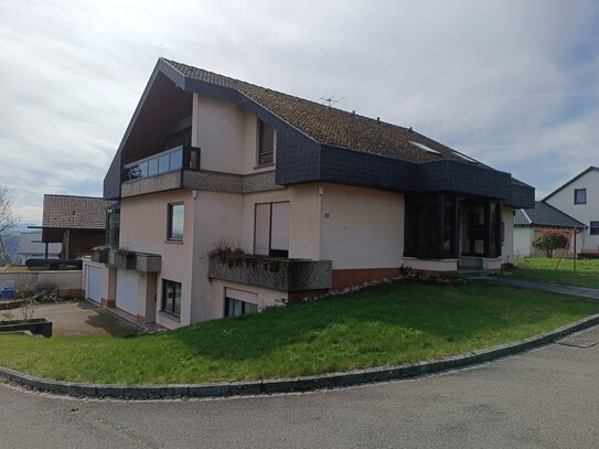 Großzügiges Einfamilienwohnhaus mit Einliegerwohnung und großem Garten mit Alpenblick in Steinen-Hägelberg,