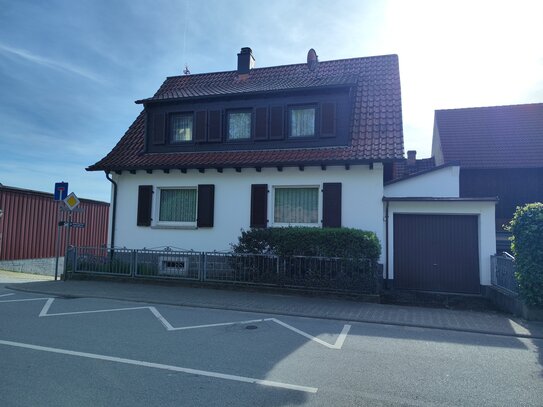 Zwei Häuser mit zwei Garagen auf einem Grundstück in Birkenau-Niederliebersbach