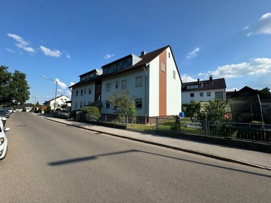 Schöne gepflegte 3 Zimmer DG Wohnung mit Balkon und Garage