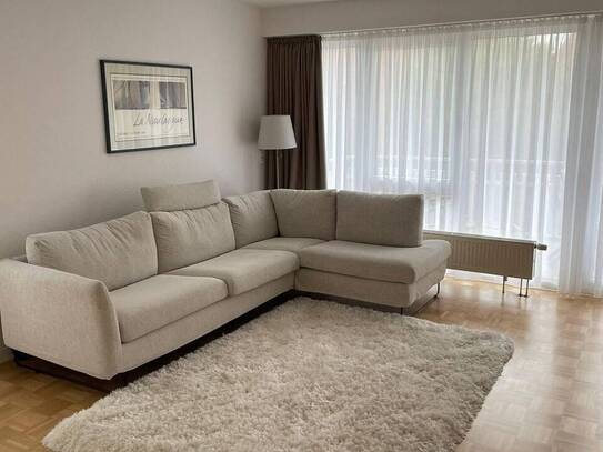 Wüste, helle, modern möblierte 3-Zi.-Wohnung mit Balkon und PKW-Stellplatz.