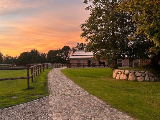 Das könnte Ihr Blick sein... einziehen und wohlfühlen! Traum-Landhaus, 5 Wohnungen, 18 Boxen, Reithalle, Lagerhalle, Sc…