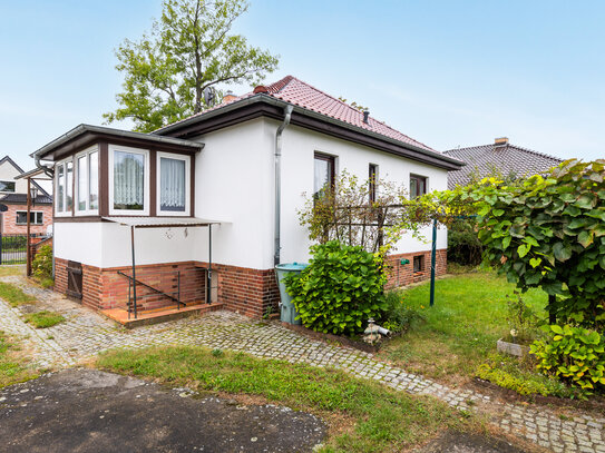 Bahnhofsnah! Mit Keller, Einbauküche, Garage, Veranda, manuellen Rollladen: Bungalow in Fredersdorf