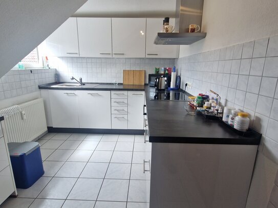 Nettes Paar oder Familie mit einem Kind gesucht! Gemütliche DG-Wohnung + Balkon, bahnhofsnah**Ostheim**3-Parteienhaus**…