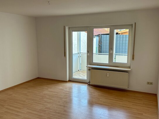 Charmante 2-Zimmer-Wohnung mit Balkon, Einbauküche und eigenem Stellplatz – sofort bezugsfrei!