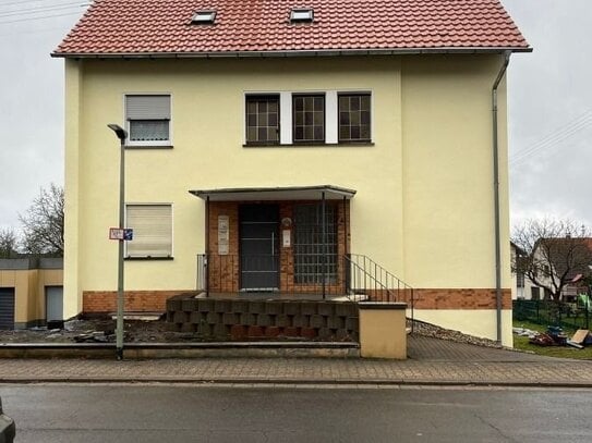 Renovierte Erdgeschosswohnung mit herrlichem Balkon und Garage